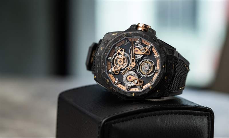 為這道剛硬厚實的輪廓，撒金｜Corum Admiral 45海軍上將飛行陀飛輪鏤空自動腕表-復刻表