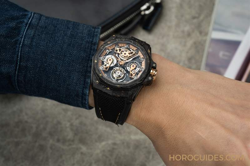 為這道剛硬厚實的輪廓，撒金｜Corum Admiral 45海軍上將飛行陀飛輪鏤空自動腕表-復刻表