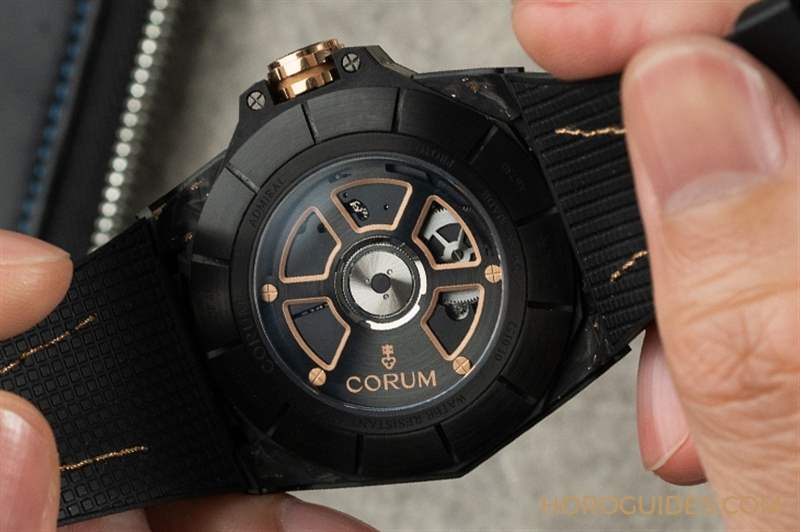 為這道剛硬厚實的輪廓，撒金｜Corum Admiral 45海軍上將飛行陀飛輪鏤空自動腕表-復刻表