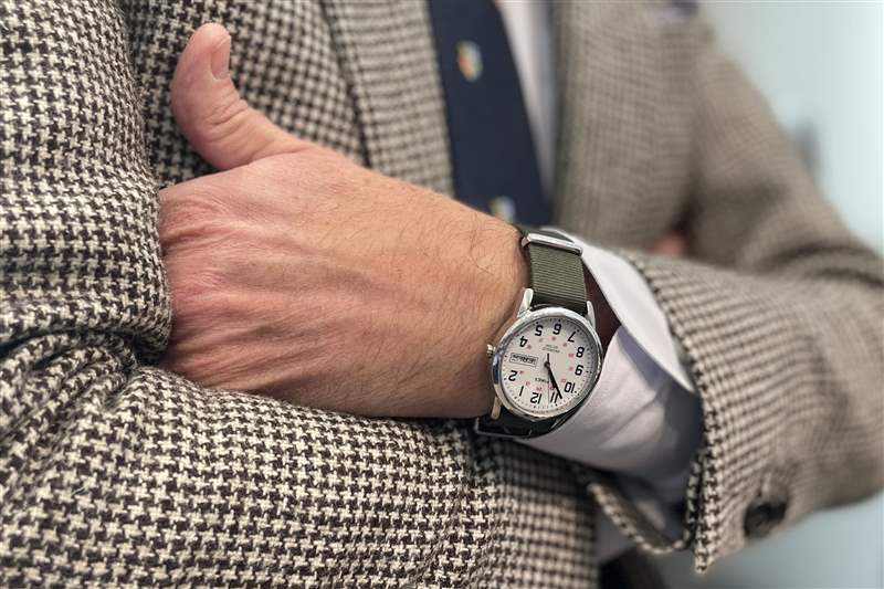 如何佩戴它秘密時尚的Timex Easy Reader-復刻表